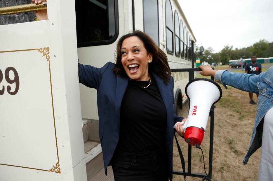 La senadora Kamala Harris a su llegada a un evento de campaña en North Charleston, Carolina del Sur, cuando competía por la nominación demócrata para la candidatura presidencial en octubre de 2019.